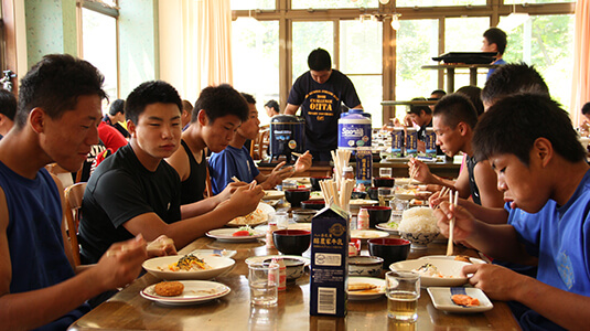 大人数でも安心の食堂でみんなで楽しく食事